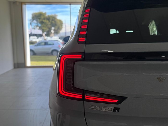 2025 Volvo EX90 Plus Twin Motor