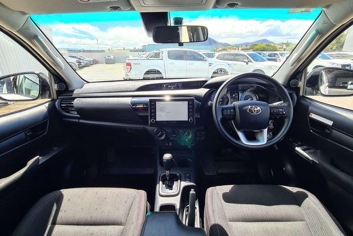 2025 Toyota Hilux SR