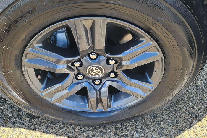 2025 Toyota Hilux SR