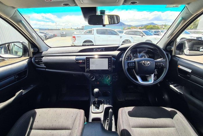 2025 Toyota Hilux SR