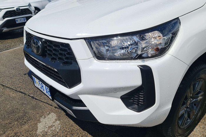 2025 Toyota Hilux SR