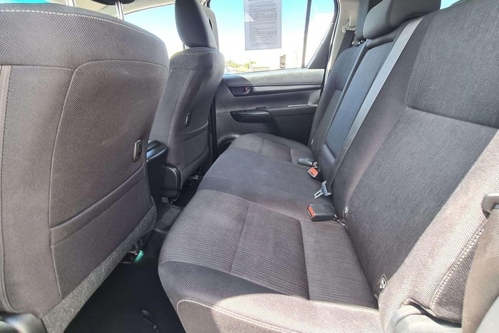 2025 Toyota Hilux SR