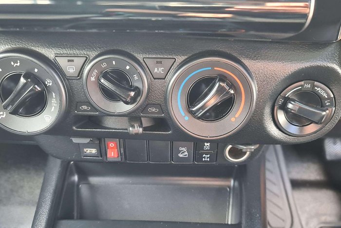 2025 Toyota Hilux SR