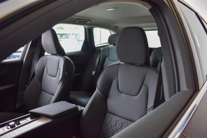 2025 Volvo XC60 Plus B5 Bright