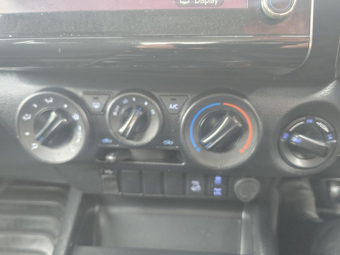 2022 Toyota Hilux SR