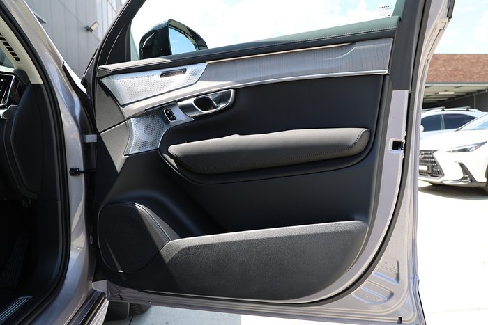 2025 Volvo XC90 Ultra T8 Plug-In Hybrid Dark