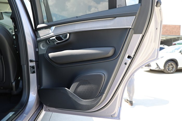 2025 Volvo XC90 Ultra T8 Plug-In Hybrid Dark