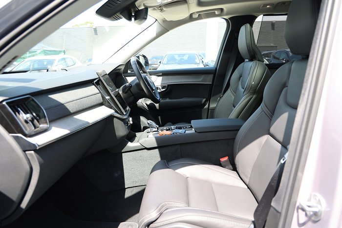 2025 Volvo XC90 Ultra T8 Plug-In Hybrid Dark