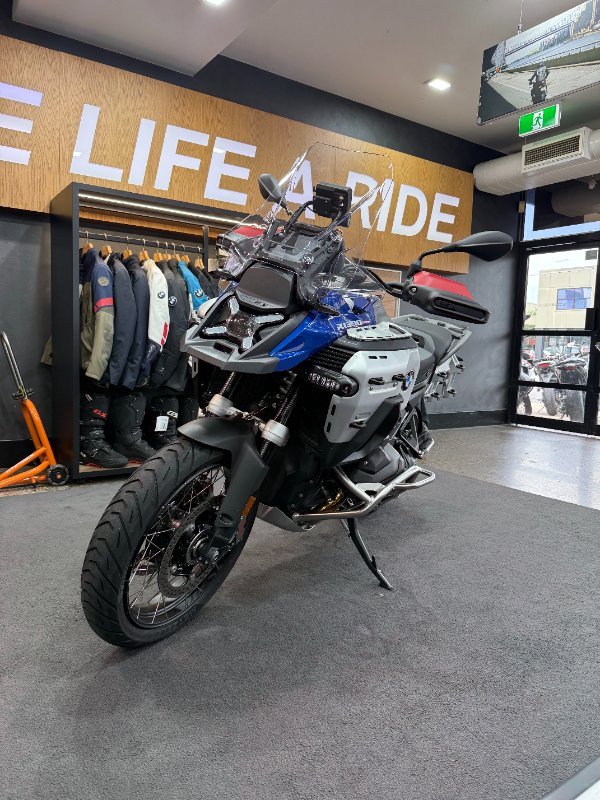 2025 BMW Motorrad R 1300 GS ADVENTURE TROPHY Racing Blue Metallic. (17-08)