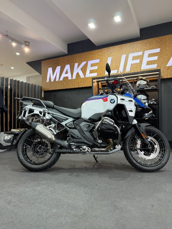 2025 BMW Motorrad R 1300 GS ADVENTURE TROPHY Racing Blue Metallic. (17-08)