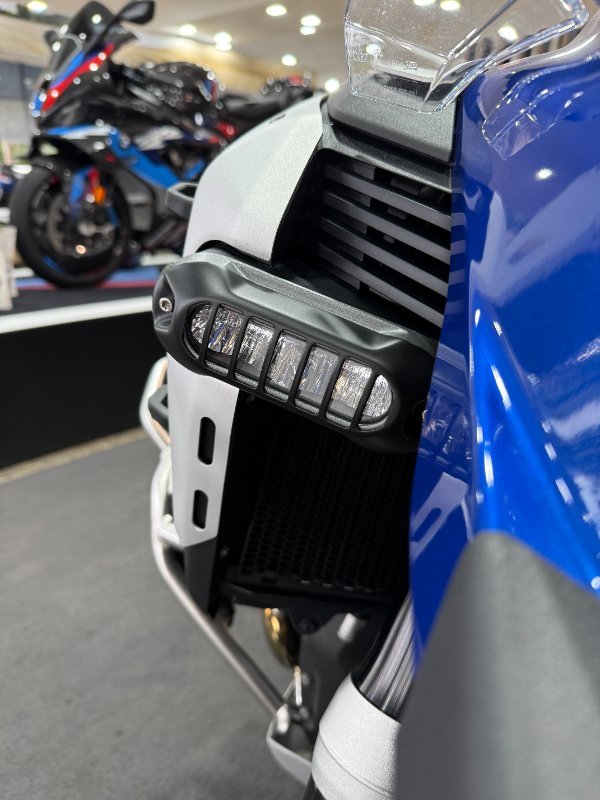 2025 BMW Motorrad R 1300 GS ADVENTURE TROPHY Racing Blue Metallic. (17-08)