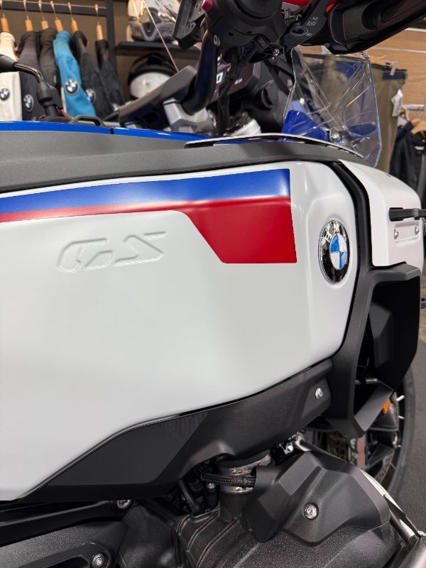2025 BMW Motorrad R 1300 GS ADVENTURE TROPHY Racing Blue Metallic. (17-08)