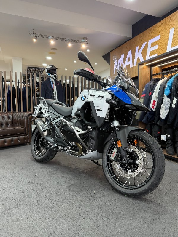 2025 BMW Motorrad R 1300 GS ADVENTURE TROPHY Racing Blue Metallic. (17-08)
