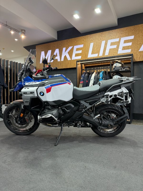 2025 BMW Motorrad R 1300 GS ADVENTURE TROPHY Racing Blue Metallic. (17-08)