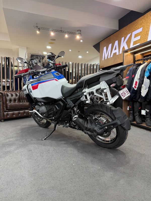 2025 BMW Motorrad R 1300 GS ADVENTURE TROPHY Racing Blue Metallic. (17-08)