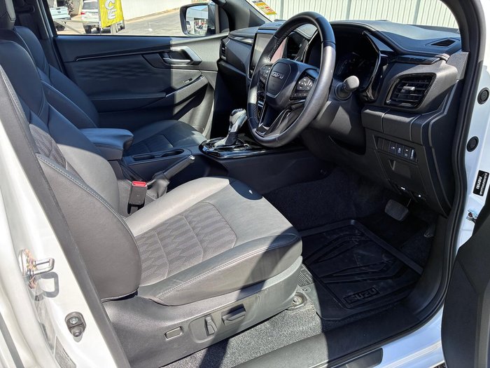 2025 Isuzu D-MAX BLADE