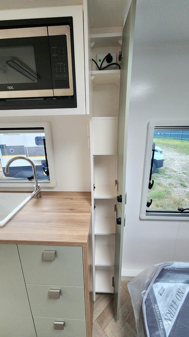 2026 New Age Caravans Manta Ray Expedition 18' My26