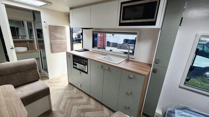 2026 New Age Caravans Manta Ray Expedition 18' My26