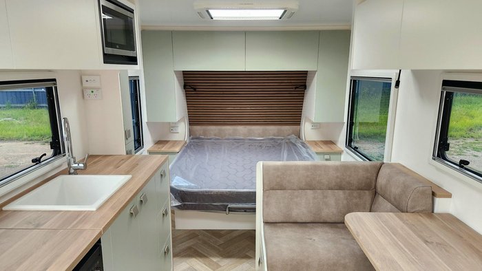 2026 New Age Caravans Manta Ray Expedition 18' My26