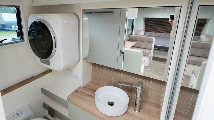 2026 New Age Caravans Manta Ray Expedition 18' My26