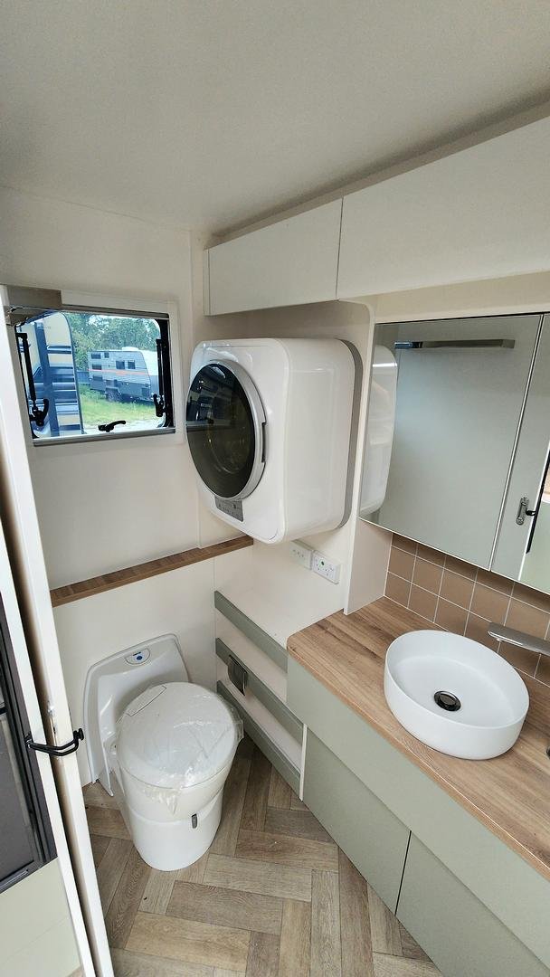 2026 New Age Caravans Manta Ray Expedition 18' My26