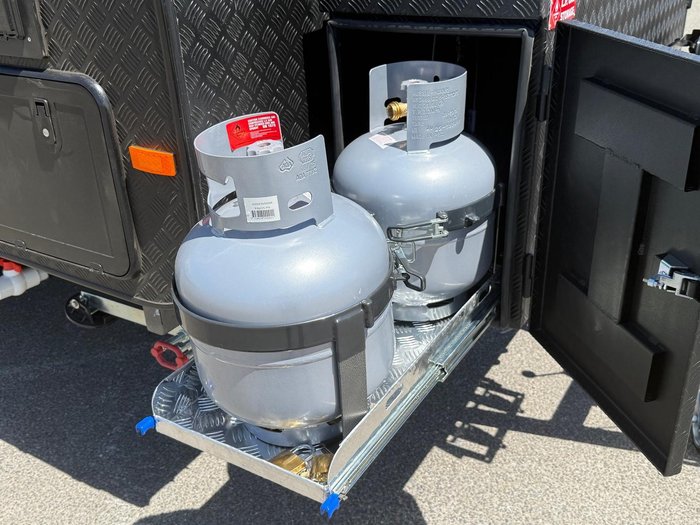 2025 New Age Caravans 18' Manta Ray Expedition