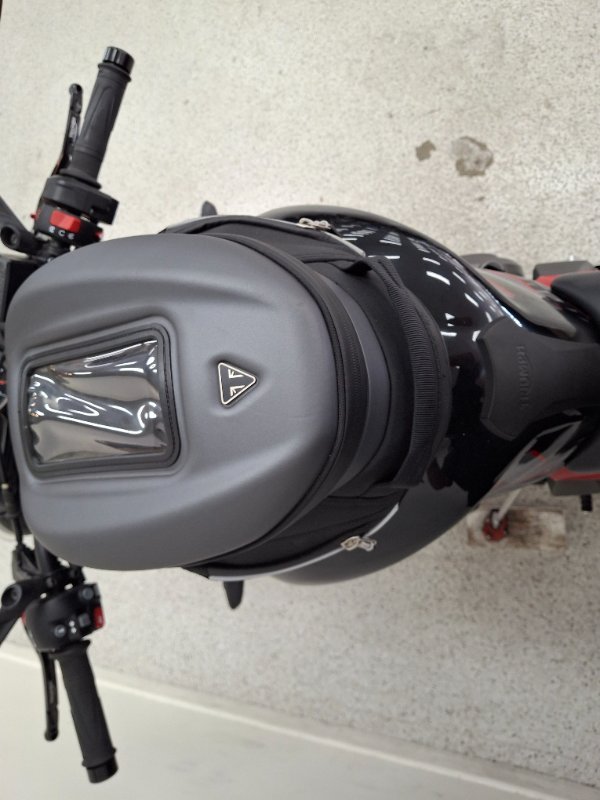 2022 Triumph STREET TRIPLE R Black