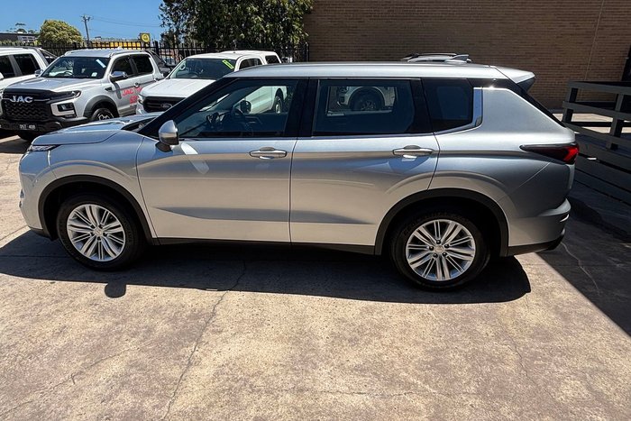 2022 Mitsubishi Outlander ES