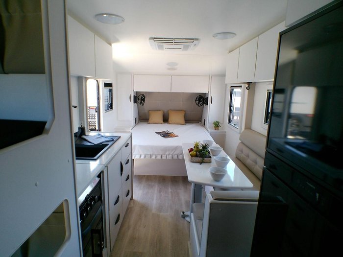 2025 Supreme 1960_C_K1e4b_T Eclipse Sunray 19'6 2 Bunk