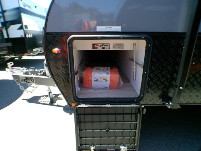 2025 Supreme 1960_C_K1e4b_T Eclipse Sunray 19'6 2 Bunk