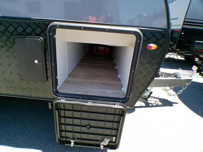 2025 Supreme 1960_C_K1e4b_T Eclipse Sunray 19'6 2 Bunk