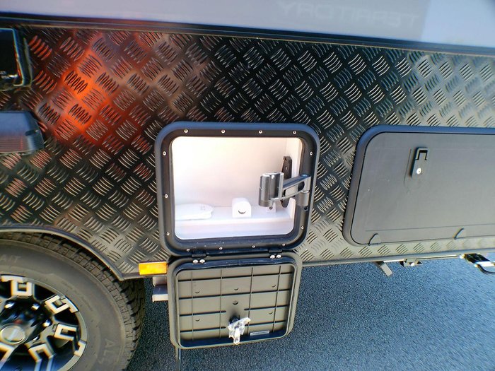 2025 Supreme 1960_C_K1e4b_T Eclipse Sunray 19'6 2 Bunk