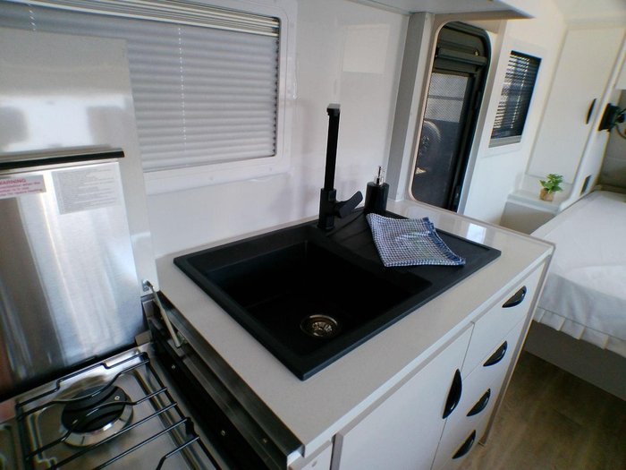 2025 Supreme 1960_C_K1e4b_T Eclipse Sunray 19'6 2 Bunk