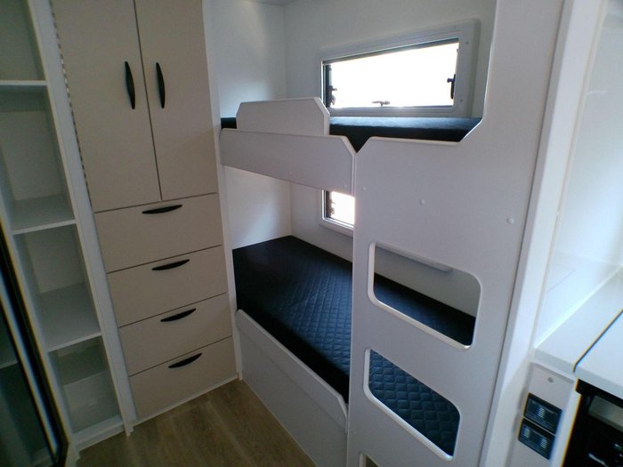 2025 Supreme 1960_C_K1e4b_T Eclipse Sunray 19'6 2 Bunk