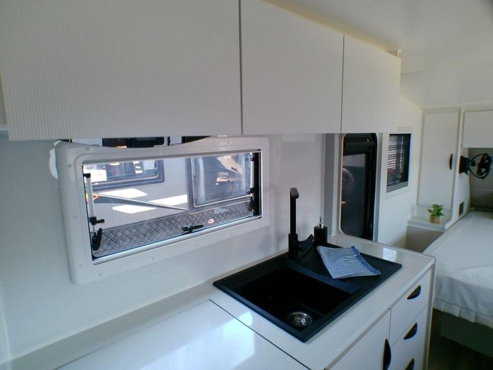 2025 Supreme 1960_C_K1e4b_T Eclipse Sunray 19'6 2 Bunk