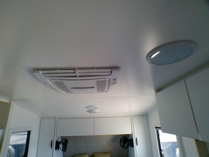 2025 Supreme 1960_C_K1e4b_T Eclipse Sunray 19'6 2 Bunk