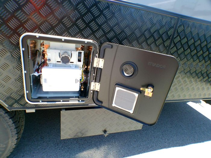 2025 Supreme 1960_C_K1e4b_T Eclipse Sunray 19'6 2 Bunk