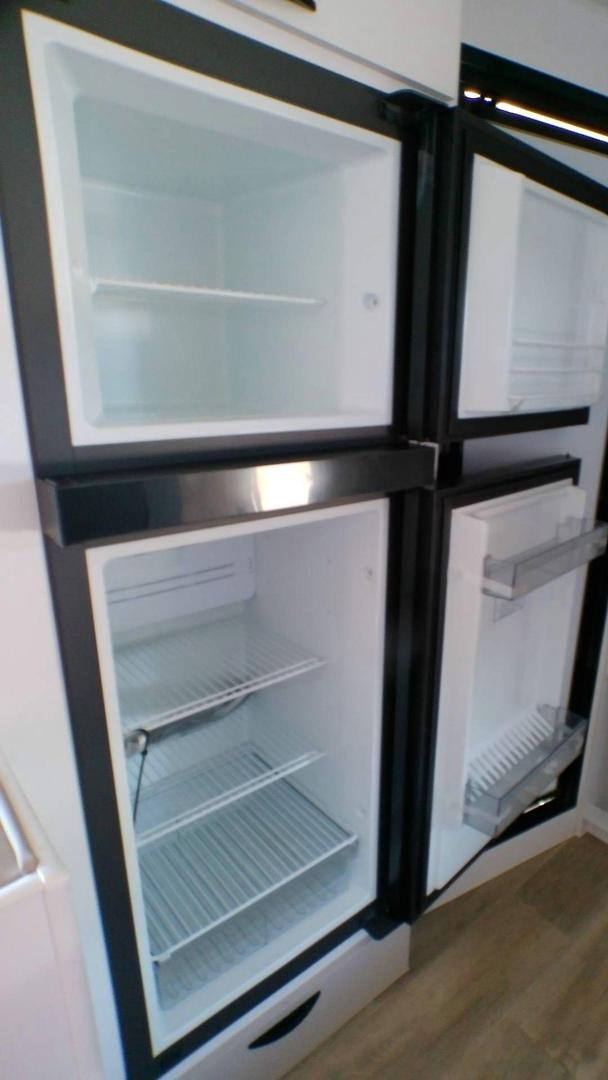 2025 Supreme 1960_C_K1e4b_T Eclipse Sunray 19'6 2 Bunk