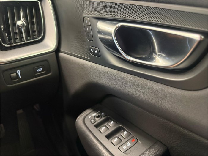 2020 Volvo XC60 T5 Momentum