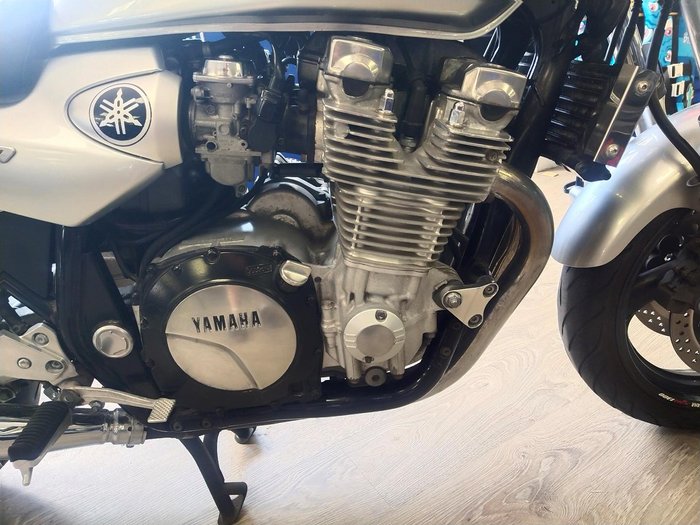 2000 Yamaha XJR1300 XJR Silver