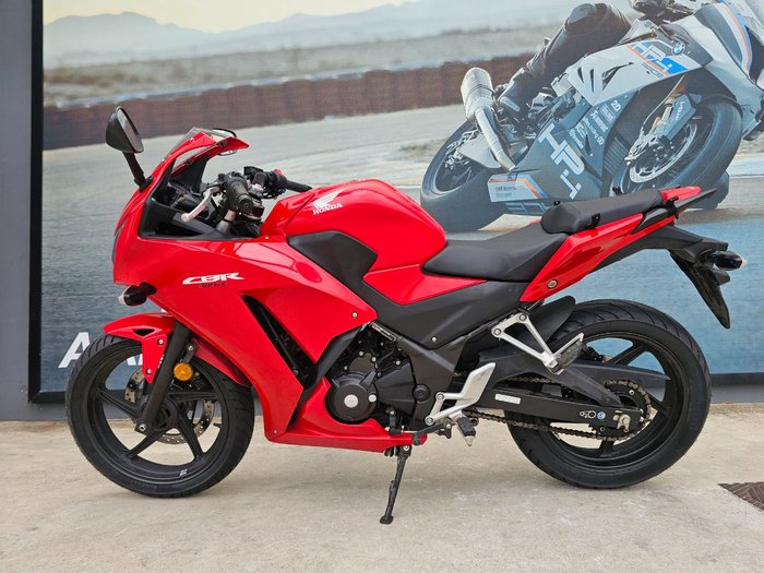 2016 Honda CBR300R Red
