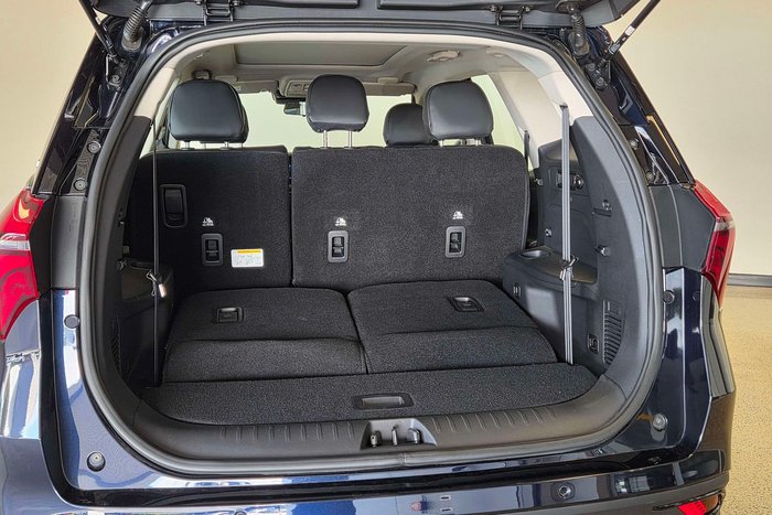 2025 Mahindra XUV700 AX7L Black Edition