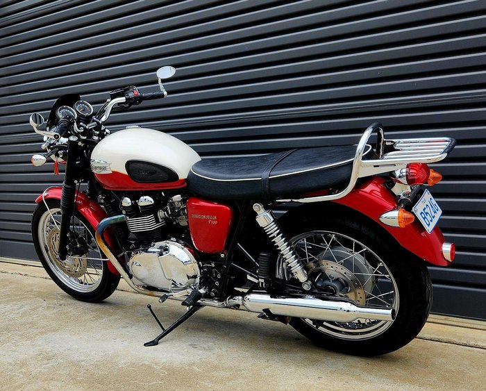 2013 Triumph Bonneville T100 (865cc) Bonneville Red