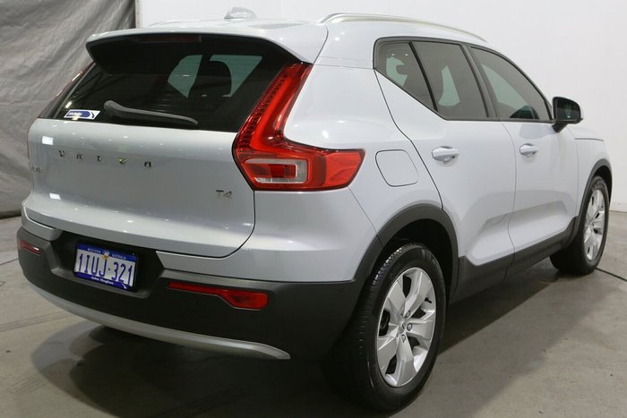 2021 Volvo XC40 T4 Momentum