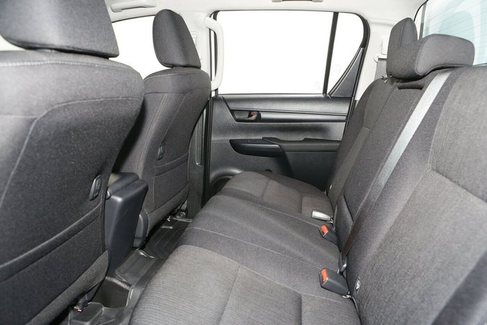 2025 Toyota Hilux SR