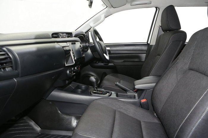 2025 Toyota Hilux SR