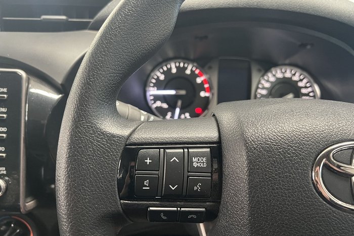 2025 Toyota Hilux SR