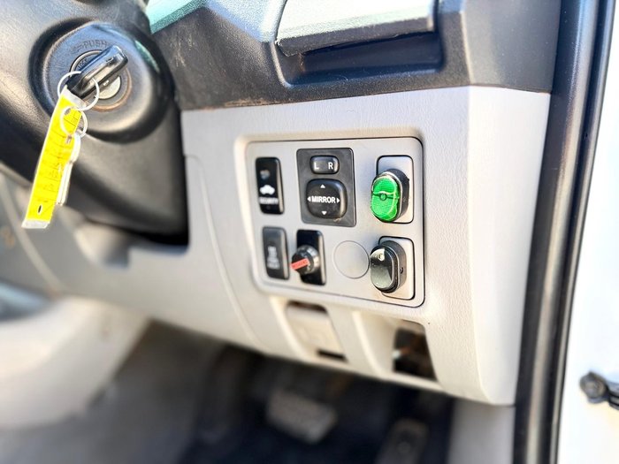 2010 Toyota Hilux SR KUN26R MY10 4X4 Glacier White