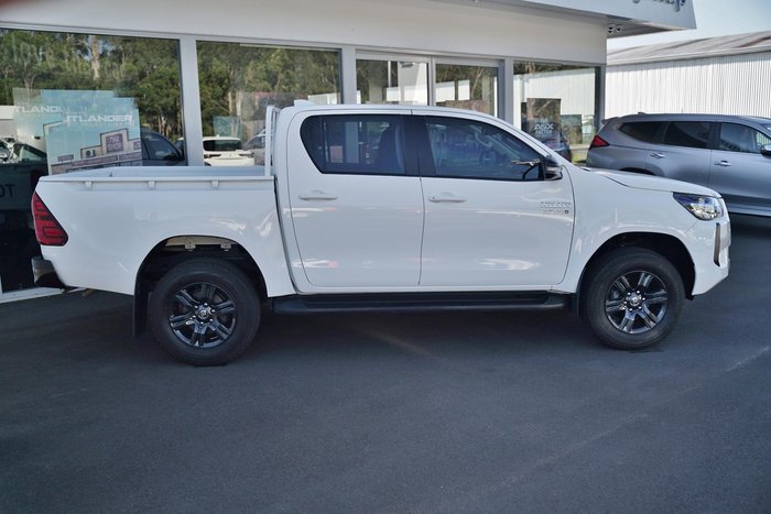 2024 Toyota Hilux SR