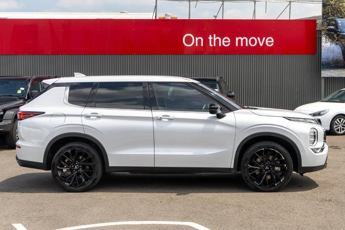 2023 Mitsubishi Outlander LS Black Edition